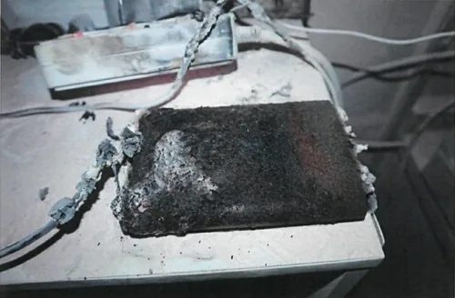 충전 중 타 버린 보조배터리와 녹아내린 충전선